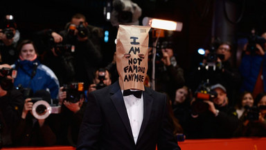 Shia LaBeouf przyszedł na premierę z torbą na głowie; gwiazdy czytają wredne tweety na swój temat - Flesz Filmowy