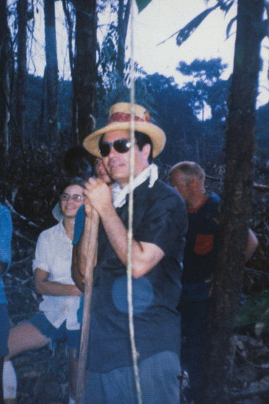 "Wielebny" i jego wyznawcy w Jonestown. To zdjęcie znaleziono w osadzie już po 18 listopada 1978 r.