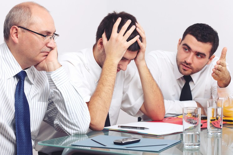 <b>Porażka to szansa</b>
<br></br>
Nie jest sztuką wykonywać wyuczone zadania, kiedy wszystko idzie w firmie dobrze. Sztuką jest zareagować na porażkę tak, aby stała się ona szansą na rozwój i lekcją na przyszłość. Umiejętność radzenia sobie z porażką jest więc równie istotna, jak sukces, który zresztą najczęściej porażki poprzedzają. Następstwo porażki i sukcesu dobrze widać w przypadku osób, które decydują się na własną działalność. Niektóre poradniki dla początkujących ludzi biznesu wprost doradzają, że przed trafieniem w dziesiątkę warto przynajmniej raz zbankrutować. Po takim doświadczeniu nabiera się dystansu do kolejnych porażek, dzięki czemu z kolejnymi można radzić sobie lepiej. Pracownik, doświadczony w sytuacjach kryzysowych, jest dla każdej firmy bezcenny.