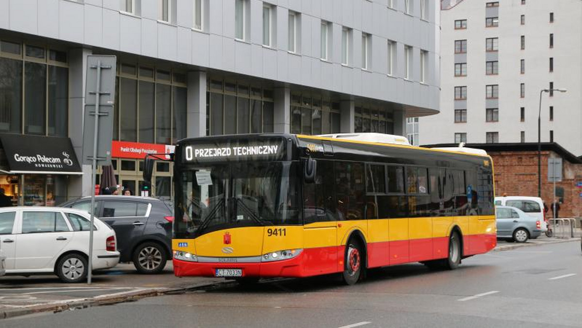 Ma 12 metrów długości, monitoring, biletomaty, a nowością jest biała czcionka na zewnętrznych wyświetlaczach elektronicznych. Rozpoczęły się testy pierwszego z 54 solarisów nowego operatora autobusów komunikacji miejskiej w Warszawie – firmy Arriva. Wszystkie pojazdy pojawią się na stołecznych ulicach jeszcze w grudniu.