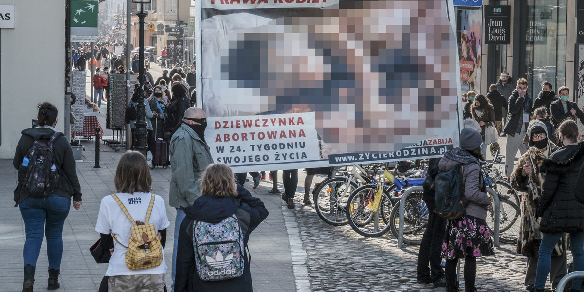 Przeciwnicy aborcji pokazali drastyczne zdjęcia płodów w centrum Poznania