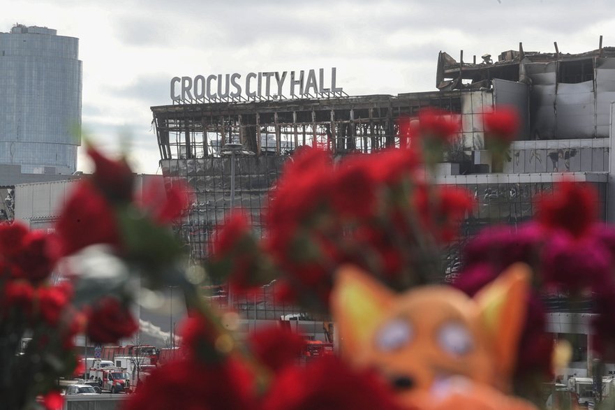 Kwiaty i znicze złożone pod centrum handlowym Crocus City Hall.