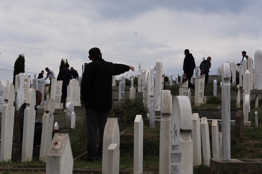 Malo ljudi na grobljima