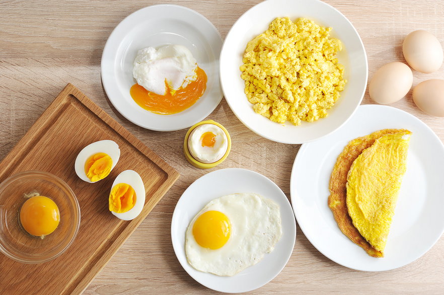 Jedno średnie jajko waży 50 g i dostarcza 78 kcal