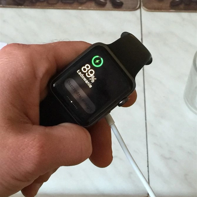 Bateria Apple Watcha wymaga do naładowania około 2,5 godziny