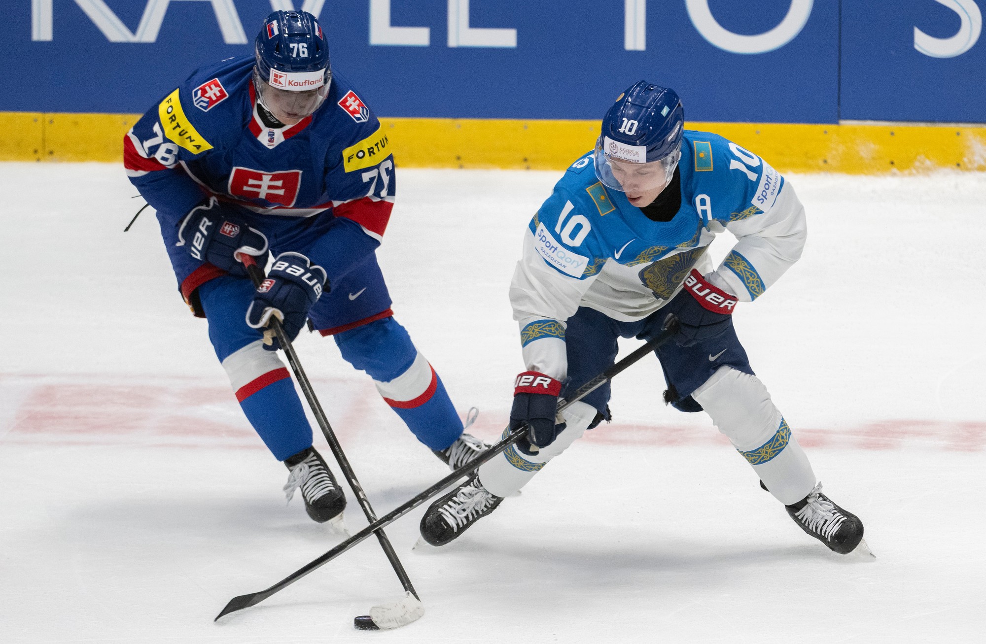 Slovenský hokejista Martin Pospíšil a vpravo Nikita Michailis (Kazachstan).