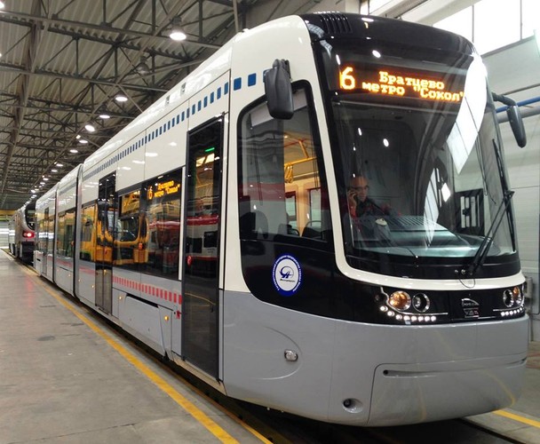 Producent zapewnia, że realizacja dostaw odbywa się zgodnie z planem - chociaż czasu jest coraz mniej. Według umowy pozostałe tramwaje zostaną dostarczone przed 1 kwietnia 2015 r. Pesa twierdzi, że terminu dotrzyma. Na zdjęciu Fokstrot dla Moskwy podczas premiery w zakładzie w Bydgoszczy w lutym 2014 r.