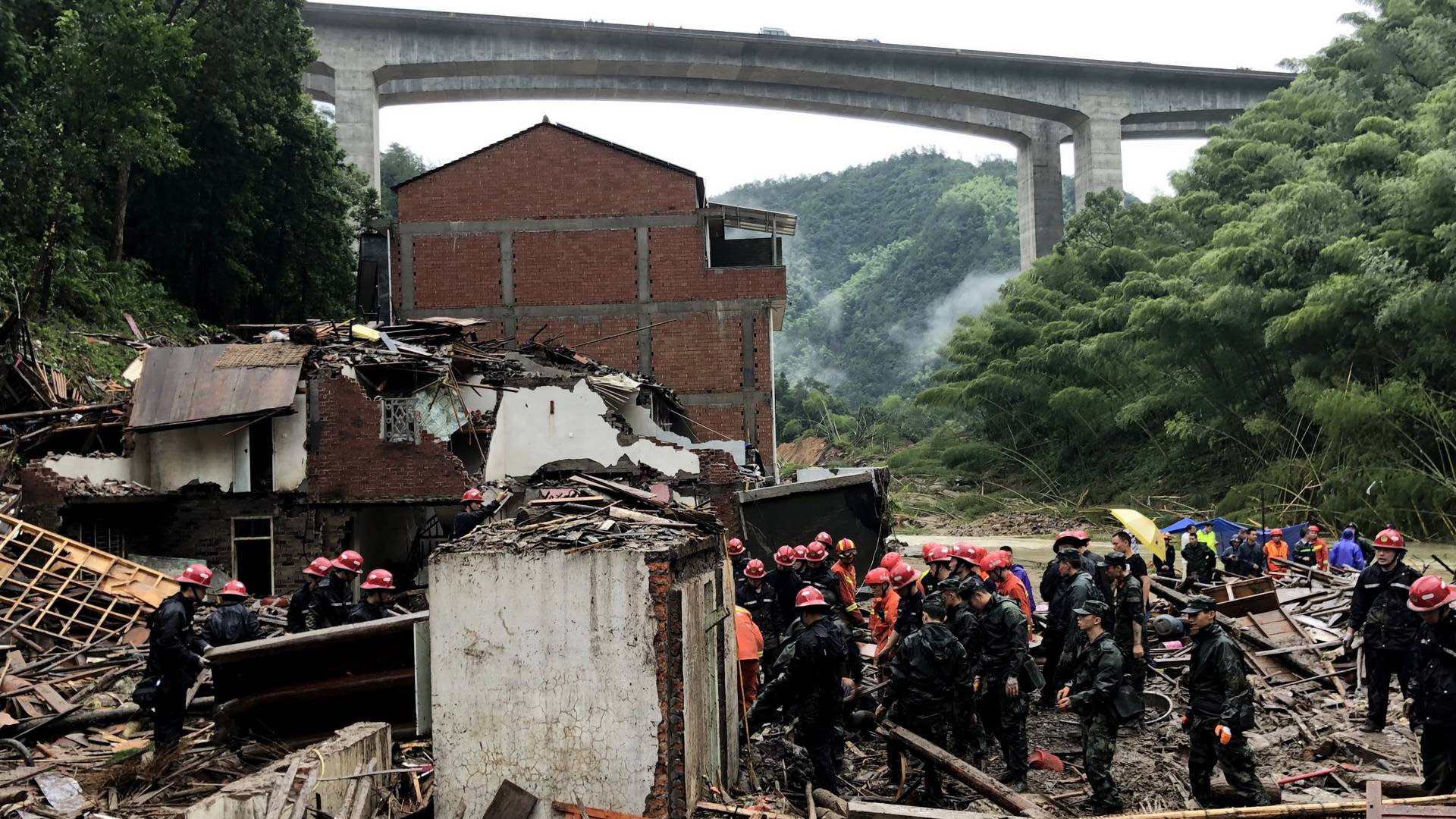 Képeken a pusztítás: 28-an haltak meg, egymillió embert telepítettek ki Kínában a Lekima tájfun miatt