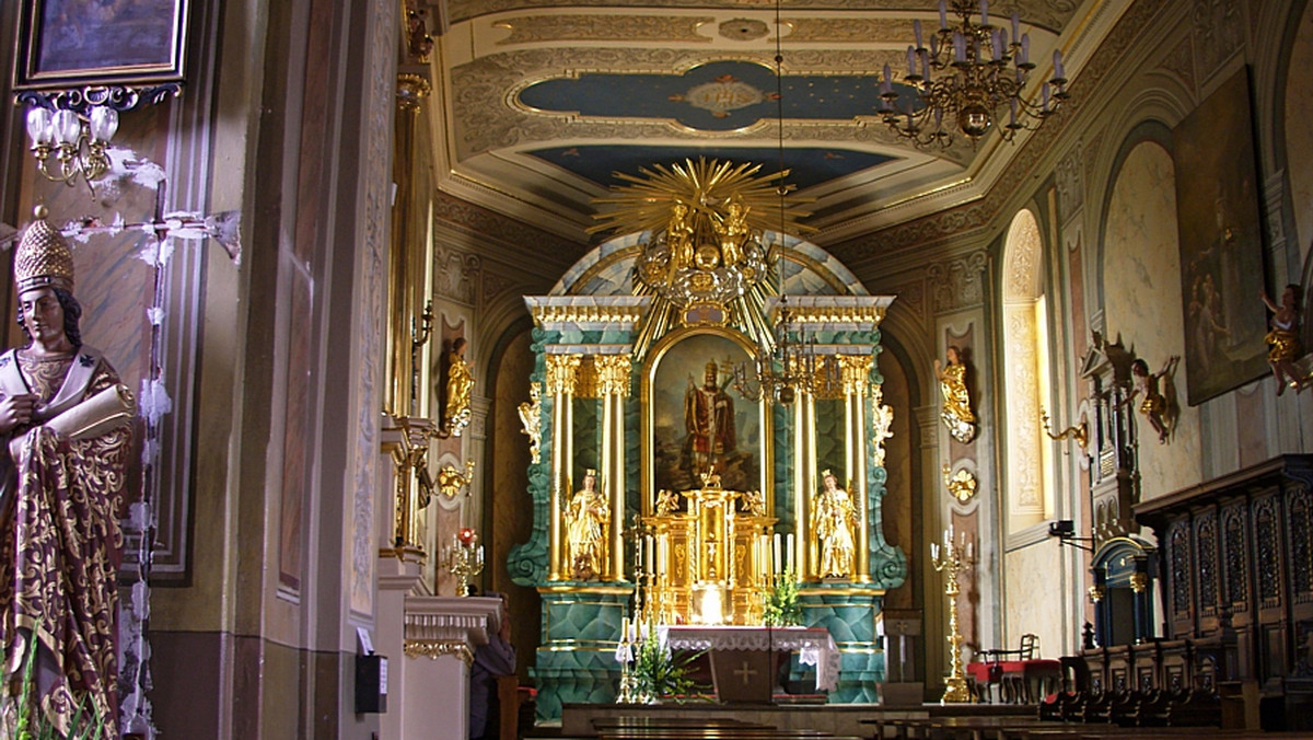 Zapraszamy na wędrówkę śladami kultu świętych w Wieliczce. Nasz spacer rozpoczniemy w centrum Wieliczki, na ulicy Zamkowej, gdzie znajduje się kościół pw. św. Klemensa.
