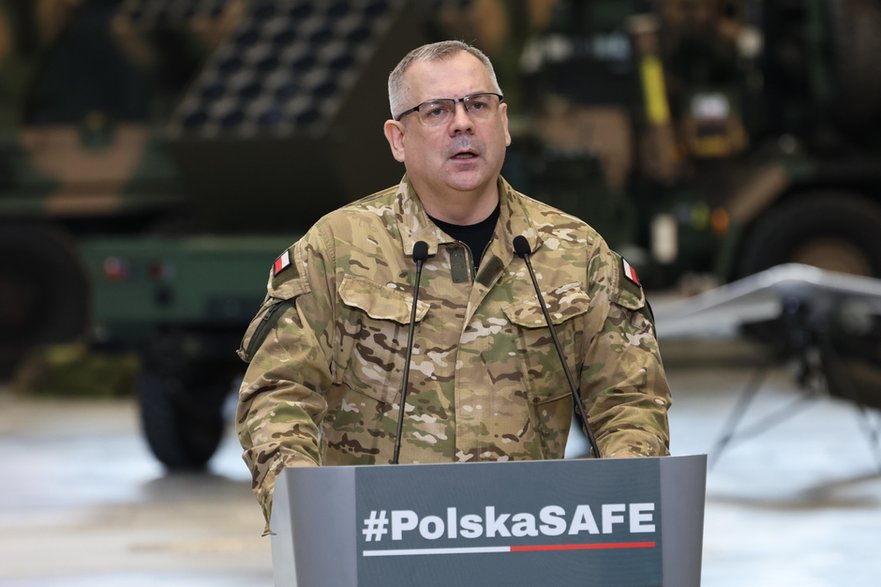 Szef Sztabu Generalnego Wojska Polskiego gen. Wiesław Kukuła podczas konferencji w siedzibie firmy PIT-RADWAR w Kobyłce 27.02.2026 r. Wydarzenie dotyczyło przedstawienia nowych zdolności Wojska Polskiego dzięki programowi SAFE