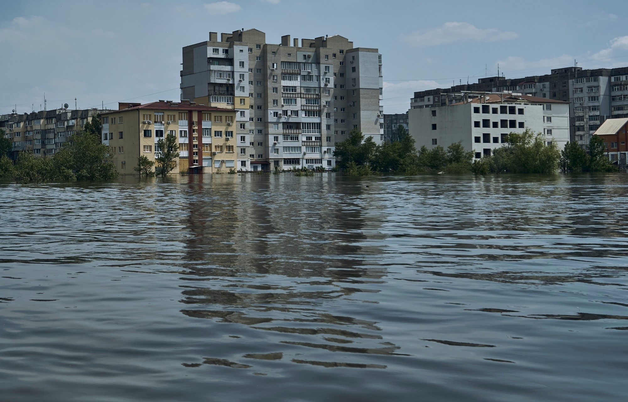 Pohľad na zaplavené ulice v ukrajinskom meste Cherson.
