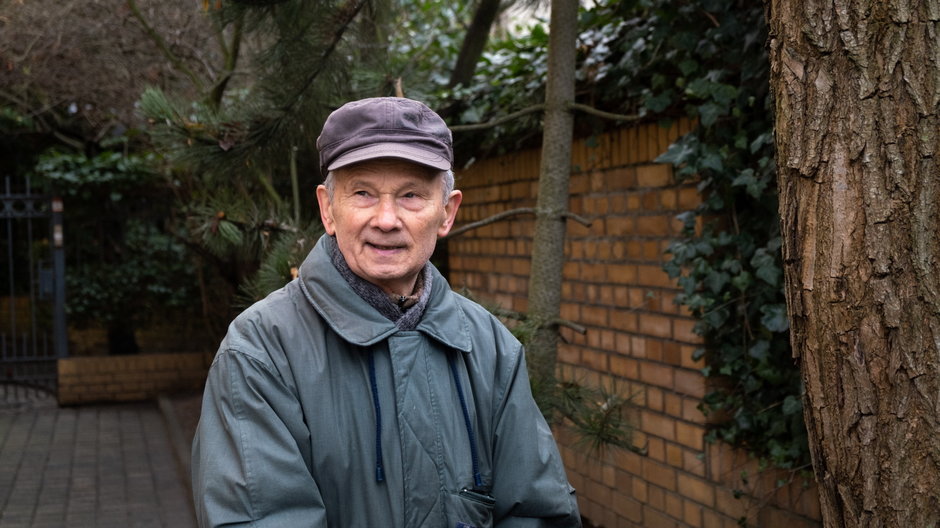 Ireneusz Rumas, 90 lat: – Na emeryturze znalazłem bardzo dobrą pracę. Codziennie rano po śniadaniu idzie do banku. Pracuje trzy godziny: dba o otoczenie, zamiata alejki