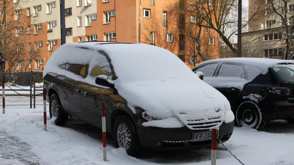 Podwyżka o 100 proc. abonamentu dla kierowców parkujących w centrum, wprowadzenie dwóch stref parkowania ze zróżnicowanymi cenami oraz progresywna stawka za czas parkowania - to zmiany w opłatach w strefie płatnego postoju w Olsztynie.