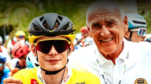 Czesław Lang z ubiegłorocznym zwycięzcą, obecnie wiceliderem klasyfikacji generalnej trwającego Tour de France, Jonasem Vingegaardem.