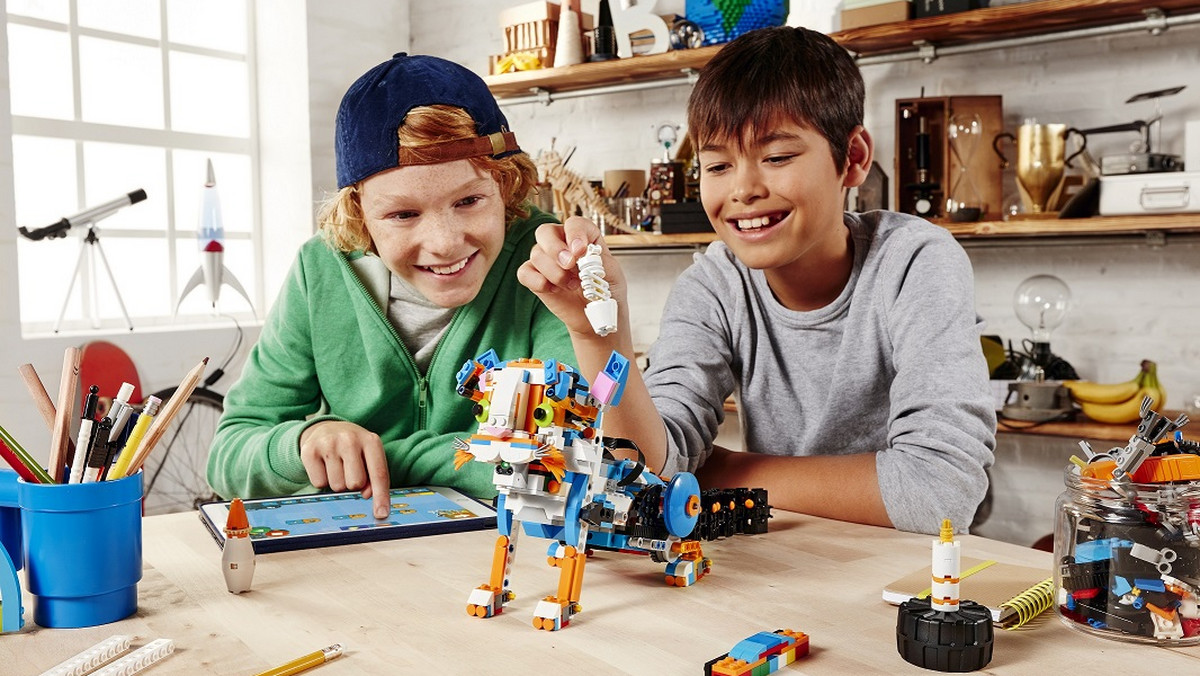 Z LEGO BOOST dzieci mogą zbudować kota, gitarę, robota lub cokolwiek, co tylko sobie wyobrażą, by następnie, poprzez proste programowanie w aplikacji na tablecie, ożywić swoją konstrukcję i nią sterować! LEGO BOOST łączy tradycyjną zabawę klockami z cyfrowym światem, ucząc najmłodszych w przystępny sposób podstaw programowania.