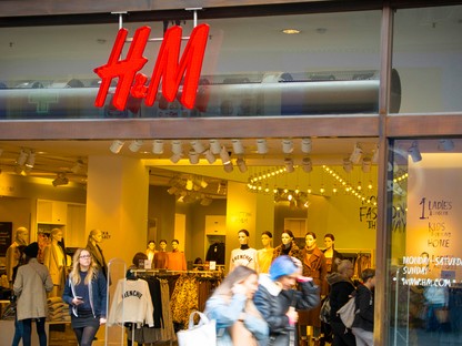 Brutálisan özönlöttek az emberek a H&M-be az új Moschino kollekció miatt