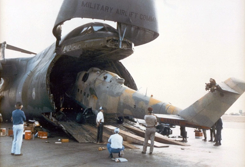 Załadunek Mi-24 na pokład samolotu C-5