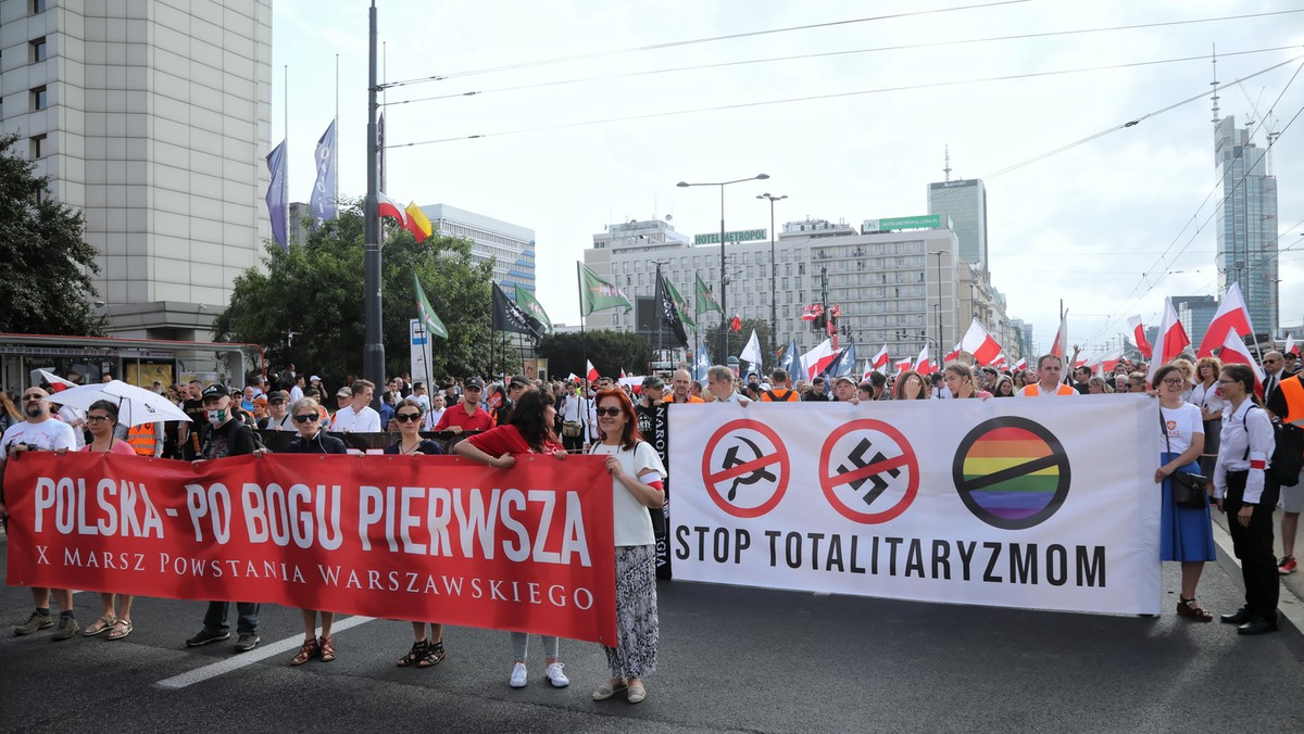 Uczestnicy Marszu Powstania Warszawskiego w 2021 r.