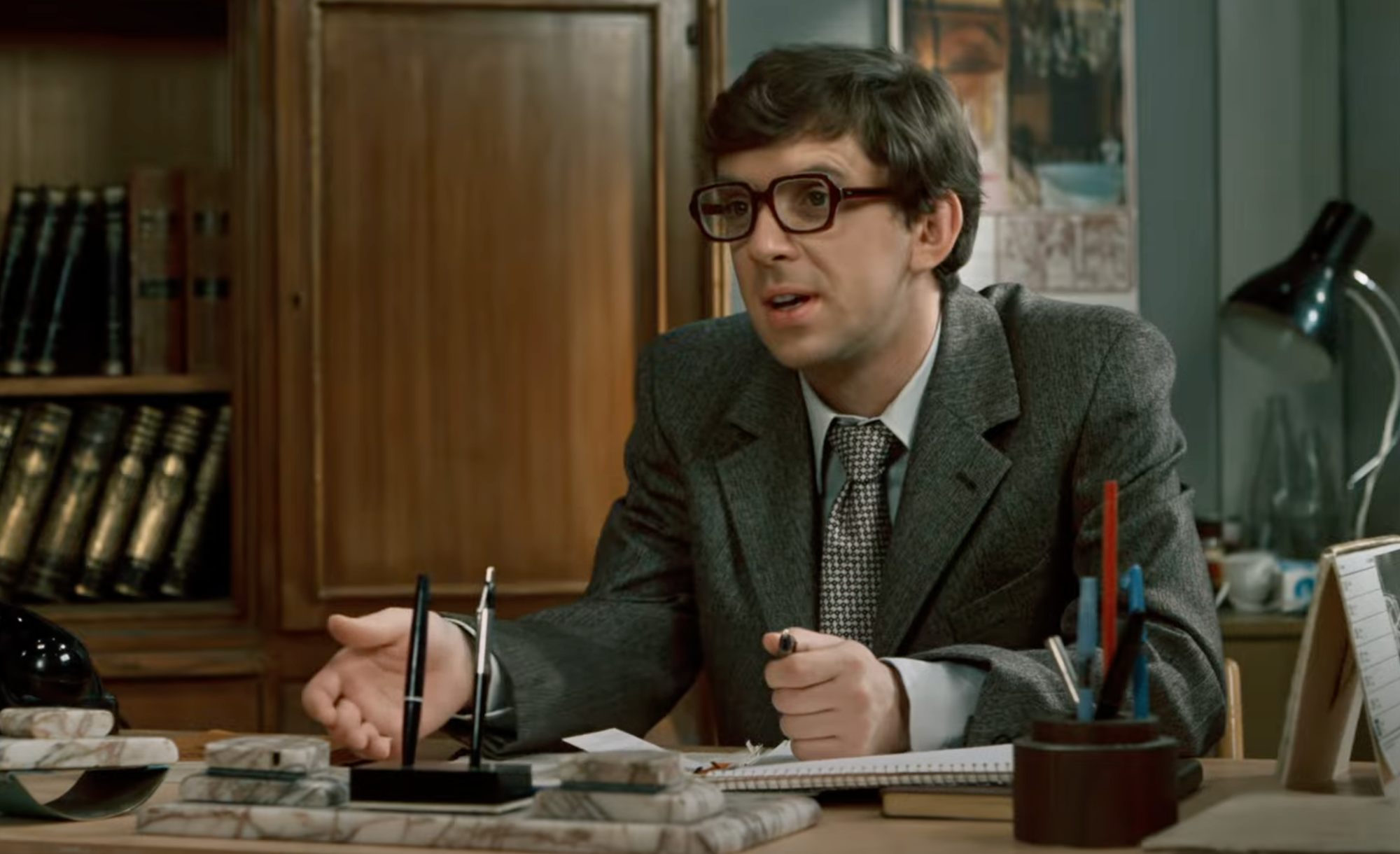 Jaromír Hanzlík vo filme Ako utopiť dr. Mráčka. 