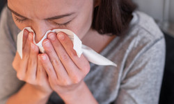 Alergia i przeziębienie - objawy, które mogą mylić. Z jaką chorobą można pomylić katar?