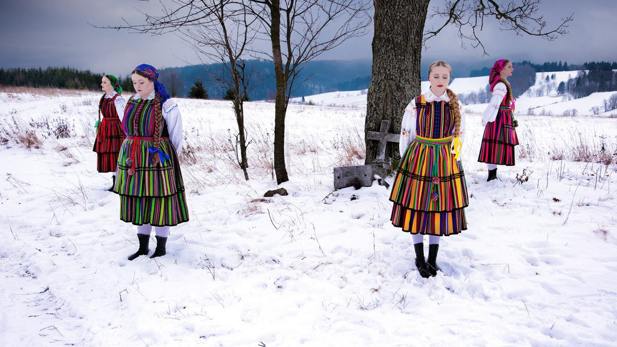 Folkowa grupa Tulia znana z przeróbki utworu "Enjoy the Silence" Depeche Mode, opublikowała własną wersję "Nieznajomego" Dawida Podsiadło. Wideo z piosenką w kilka dni obejrzało prawie 400 tysięcy osób, a dziewczyny z Tulii chwali sam Podsiadło.