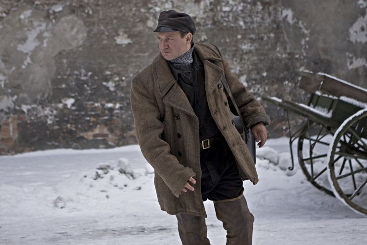 <b>Miejsce 5. W ciemności, reż. Agnieszka Holland</b><br /><br />Fragment recenzji:<br /><br />Więckiewicz ma za sobą doskonały rok: świetnie zagrał w „Wymyku”, w„Baby są jakieś inne”, ale występ u Holland jest być może najważniejszą i najdoskonalszą z jego dotychczasowych ról. W wywiadach przyznawał, że musiał długo ją odreagowywać. Socha wcale nie jest sympatycznym bohaterem, na początku trudno go polubić. Jego przemiana jest jednak w pełni wiarygodna. Więckiewicz już nie gra Sochy, a po prostu się w niego zmienia.<br /><br /><a href=