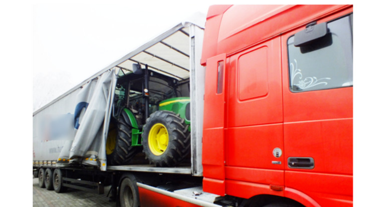 A lopott traktor nem jutott át a határátkelőn / Fotó: Police.hu