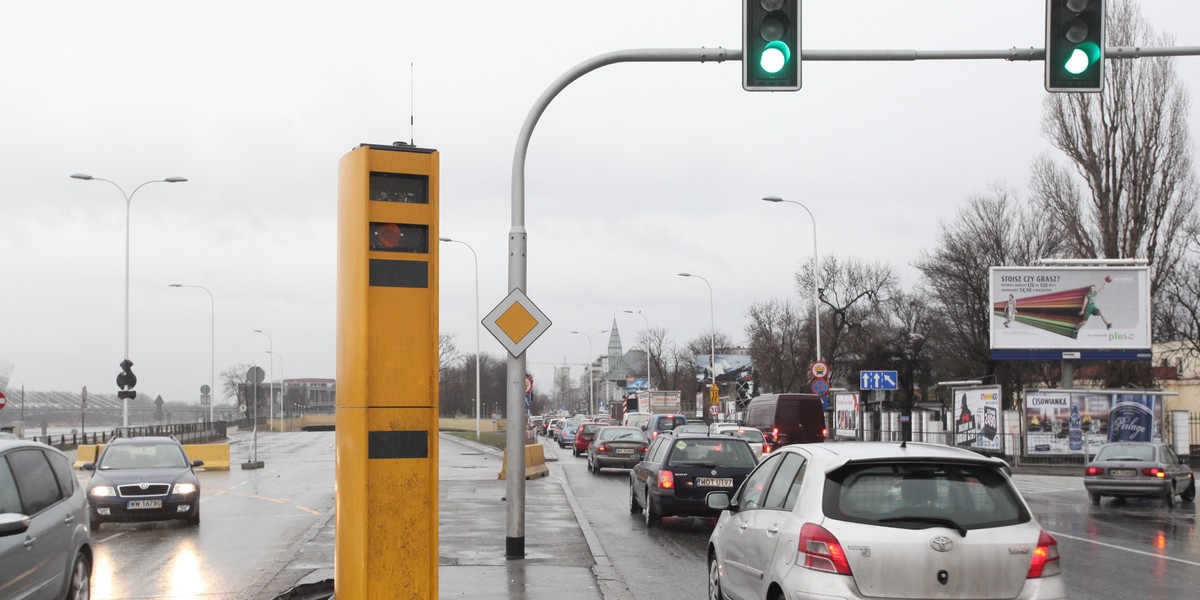 fotoradar przy zamkniętym tunelu na Wisłostradzie