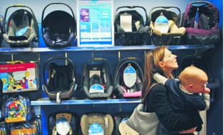 Kryzys zmusza brytyjskie matki do powrotu do pracy