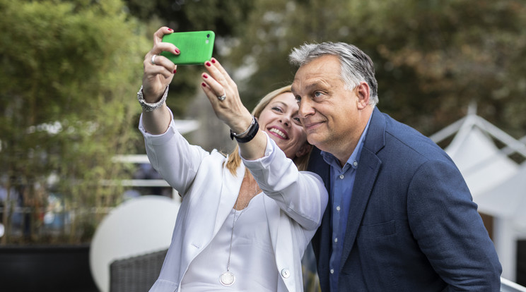 Giorgia Meloni, az Olasz Testvérek párt vezetője fotózkodott Orbánnal / Fotó: MTI Miniszterelnöki Sajtóiroda Szecsődi Balázs