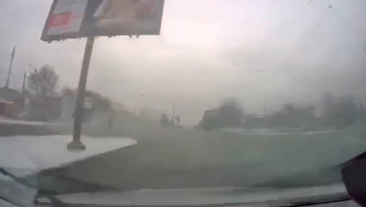 A rettegés pillanatai: autóval menekült a kereszteződésbe csapódó rakéták között a harkivi sofőr – döbbenetes videó