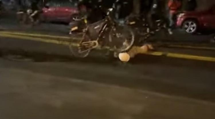 Brutális videó: földön fekvő tüntető fején vezette át a biciklijét egy amerikai rendőr