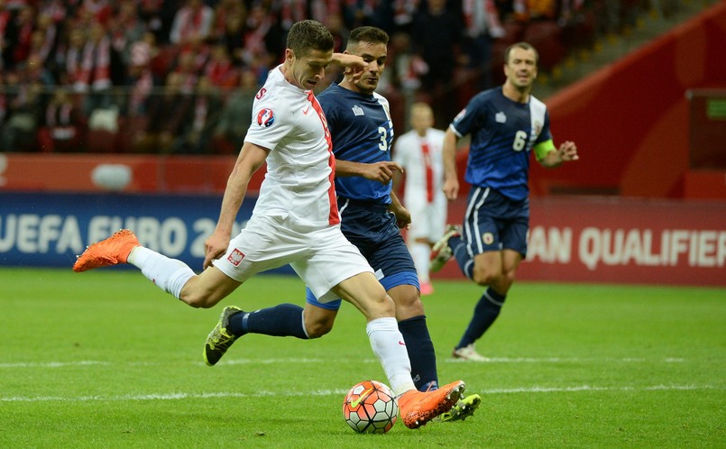 Robert Lewandowski (L) walczy o piłkę z Josephem Chipolina (C) z Gibraltaru podczas eliminacyjnego meczu grupy D piłkarskich mistrzostw Europy 2016 rozegranego na Stadionie Narodowym w Warszawie