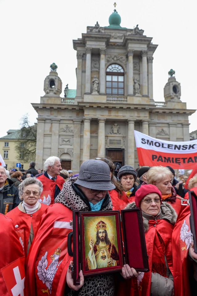 Wierni przed kościołem seminaryjnym przy Krakowskim Przedmieściu w Warszawie