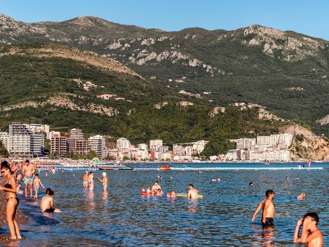 Čedo objavio šok sliku s plaže u Bečićima, Crnogorci zahtevaju reakciju vlasti