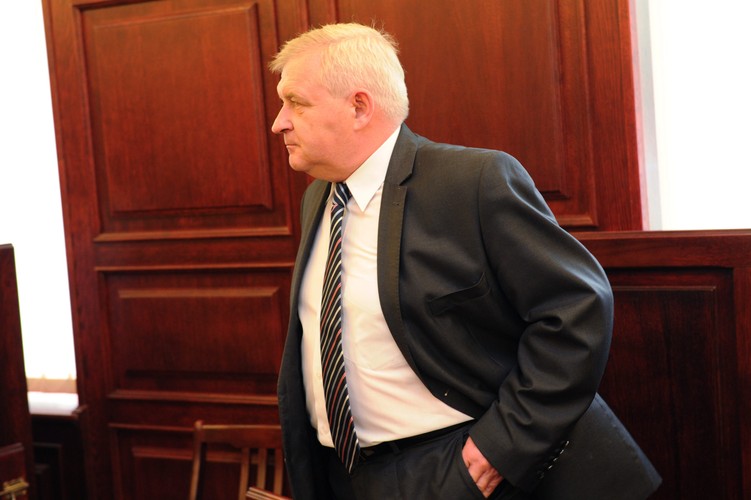 Tadeusz Jędrzejczak jest Przewodniczącym Zarządu Związku Celowego Gmin MG-6, ale nie pobiera z tego tytułu żadnego wynagrodzenia. Posiada papiery wartościowe ZPC URSUS, dom i działkę, oraz Opla Astrę (rocznik 2010).
<br><br>
(fot. Marcin Bielecki/PAP)