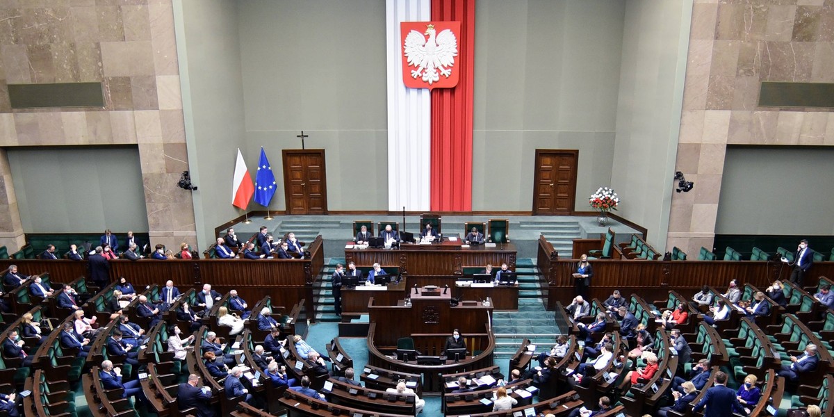 Prawie 13 tys. złotych brutto zainkasują posłowie za udział w jedynym w tym miesiącu środowym posiedzeniu Sejmu.