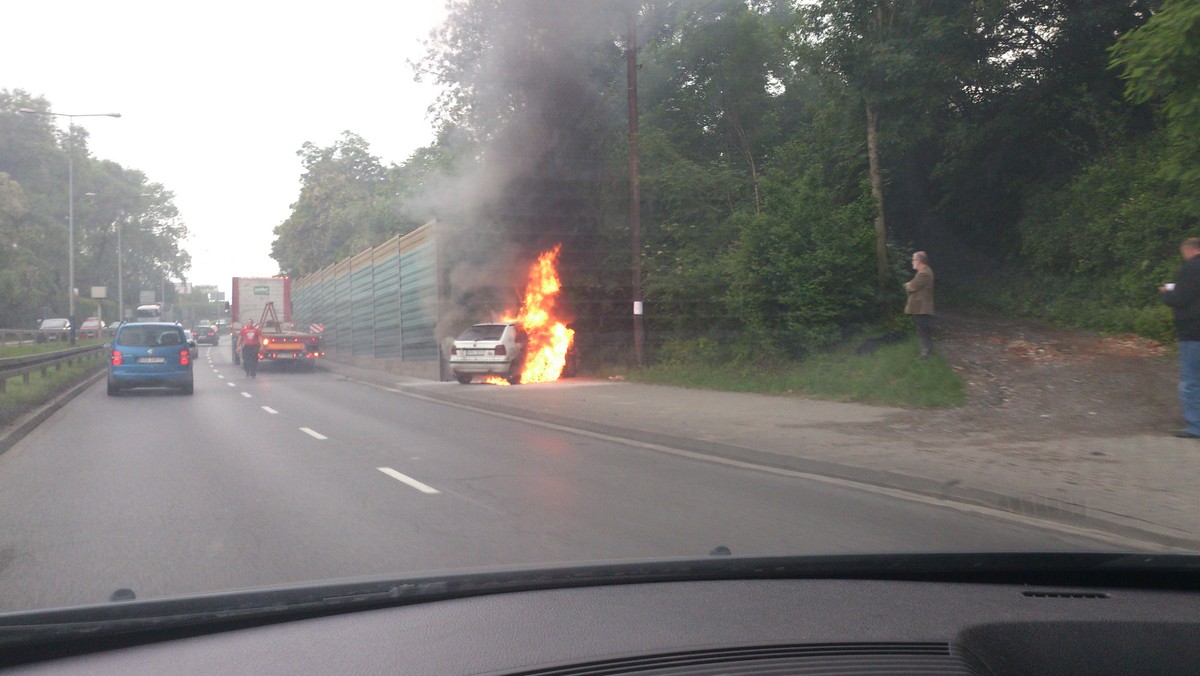 W pobliżu skrzyżowania ulic Ojcowskiej i Pasternik w Krakowie zapalił się samochód. Skoda felicja stanęła  w płomieniach ok. godz. 17. Pożar gasiło dziewięciu strażaków, nikt nie został ranny - informuje krakowska straż pożarna.