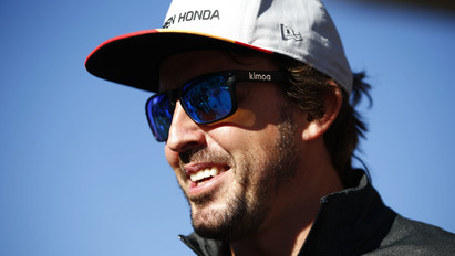 Alonso a szabadedzés helyett teniszezéssel ütötte el az időt - fotó
