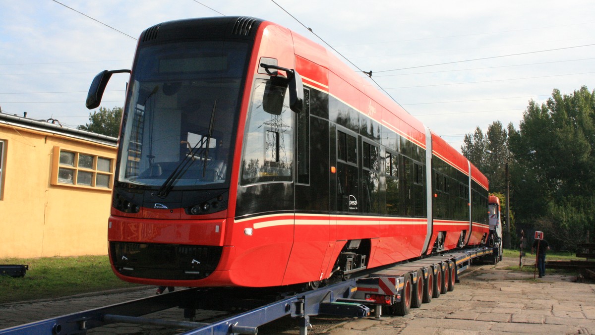 We wtorek z lawety wprost na tory wjechał ostatni z 30 zamówionych dla spółki Tramwaje Śląskie wagonów.