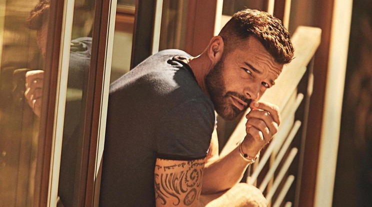 Ricky Martin műkörmökkel pózol / Fotó: Northfoto