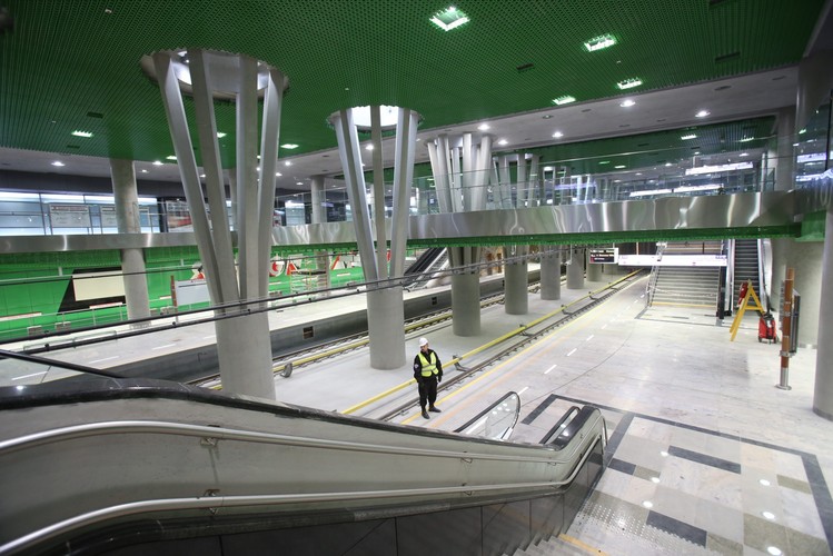 Stacja II linii metra Stadion Narodowy, podczas prezentacji mediom stanu infrastruktury metra, 25 bm. w Warszawie. Przedstawiciele mediów zostali zaproszeni w związku z pojawiającymi się nieścisłymi informacjami na temat przecieków w tunelach.<br><br> (zuz) PAP/Leszek Szymański