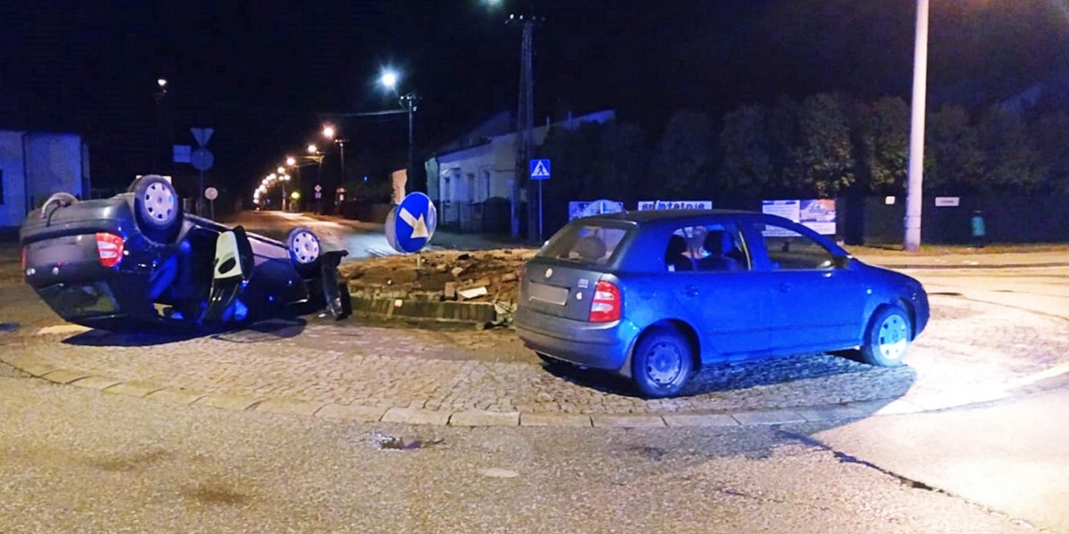 Wypili i wsiedli za kierownicę. Para boleśnie "spotkała się" na rondzie