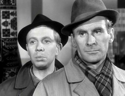 Pierwszy polski serial kryminalny. Wyreżyserował go autor kultowych komedii