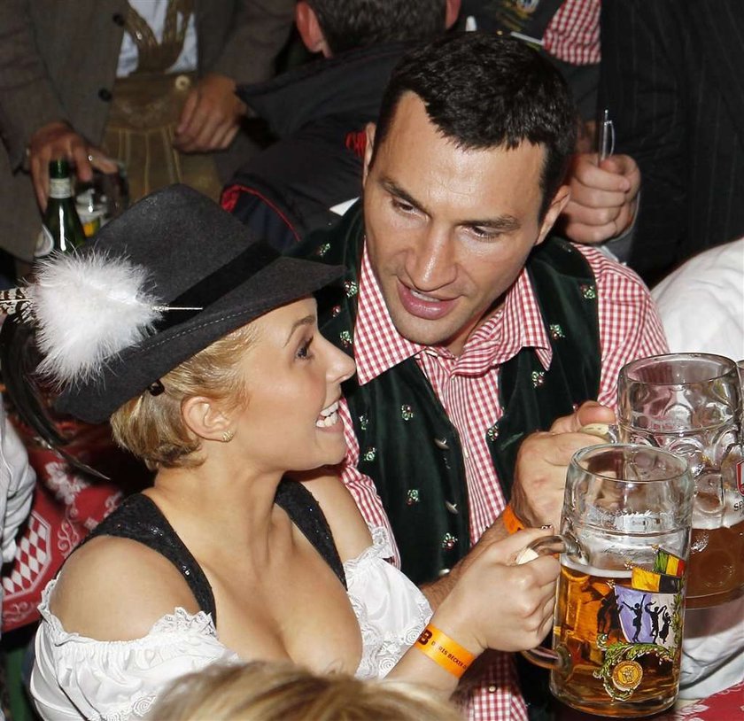 Lolitka pokazuje piersi na Oktoberfest. Foto