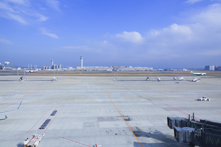 9. miejsce - Lotnisko Tokio Haneda. Jest to jedno z dwóch głównych lotnisk, które obsługują tokijską aglomerację. W 2012 roku lotnisko Haneda obsłużyło ponad 66 mln pasażerów. Haneda obsługuje przede wszystkim ruch krajowy, ponieważ większość międzynarodowych lotów z i do Tokio jest obsługiwana na lotnisku Narita.