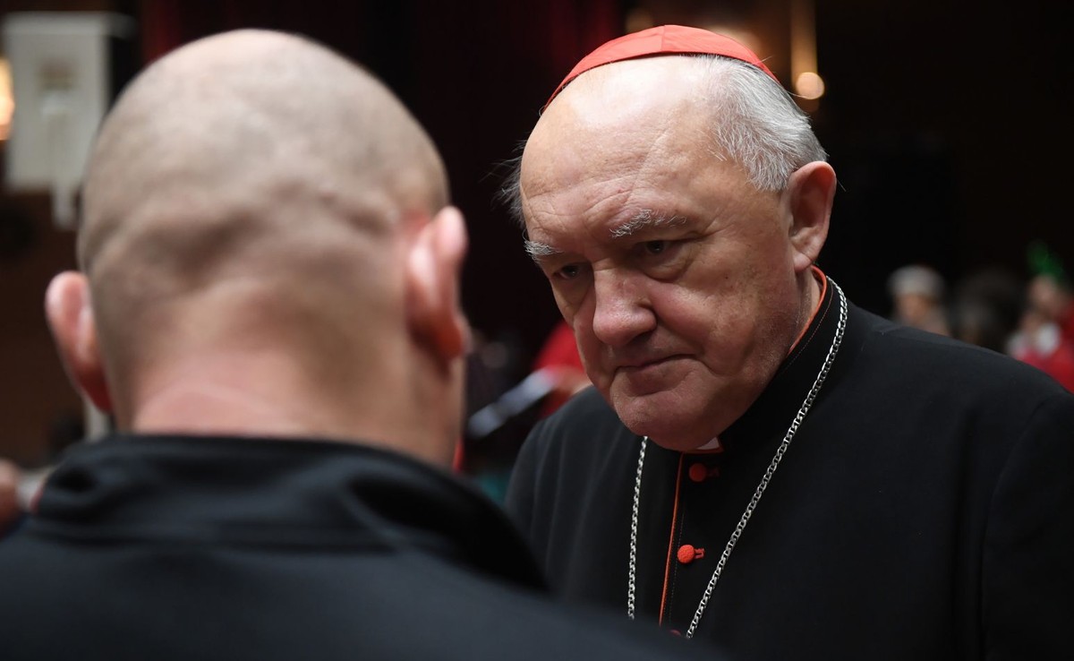 Metropolita warszawski, kardynał Kazimierz Nycz podczas świątecznego obiadu dla ubogich i bezdomnych