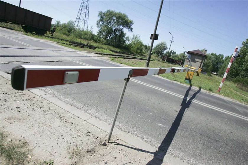 Sama podniosła szlabany! Omal nie zabił ją pociąg!