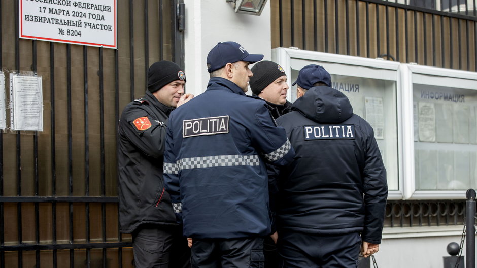 Policjanci pilnują porządku podczas wyborów prezydenckich w Rosji przed ambasadą Rosji w Kiszyniowie; Mołdawia, 17 marca 2024 r.