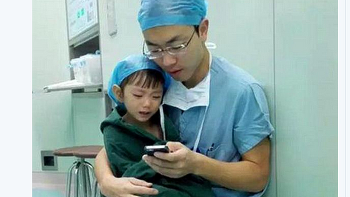 Fotografia lekarza uspokajającego dwuletnią dziewczynkę, czekającą na operację serca, obiegła sieć - pisze "Daily Mail".